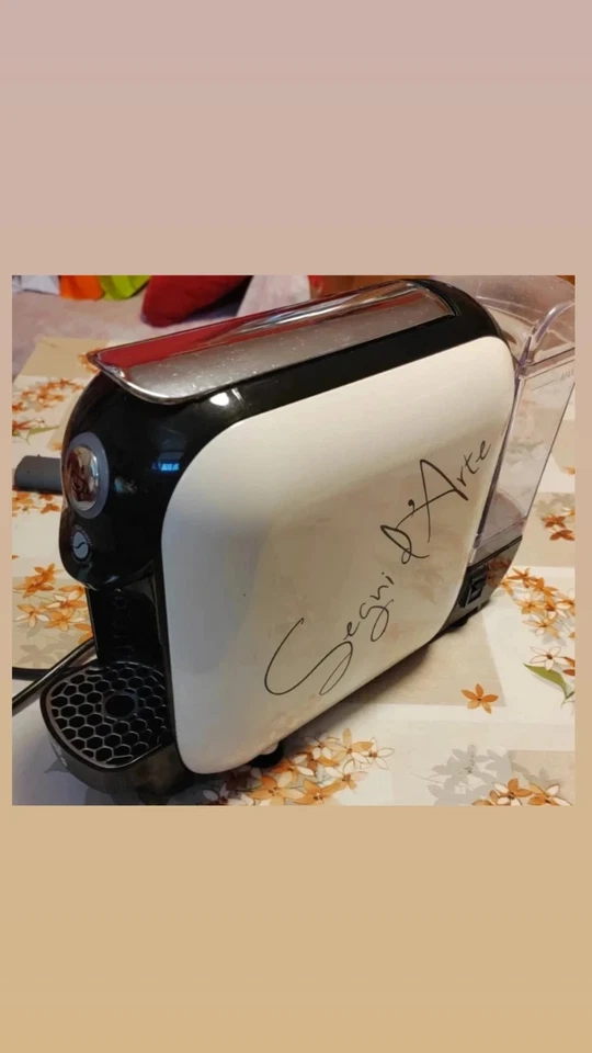 macchina caffe capsule SGL + 100 capsule fatto un 300 caffè vendo cambio modello - Immagine 1 di 4