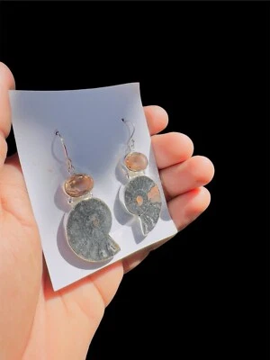 Pendientes de plata de ley 925 con concha fósil de amonita y piedras preciosas de morganita Foto 1 de 4
