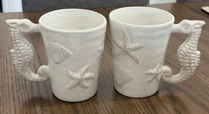 2 Pier 1 Imports Seepferdchen & Muschel geprägte glasierte Keramik 4 3/4" Kaffeetassen - Bild 1 von 10