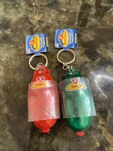 2 Pocket Critters Navidad Z Wind Ups Juguete Santa Llavero por TOMY 2009 y Esquiadores - Imagen 1 de 2