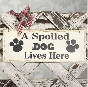 Letrero de madera "Un perro mimado vive aquí" con percha placa decorativa 10" x 4" - Imagen 1 de 3