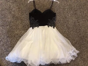 Blondie Nites Homecoming / Prom Dress With A Sweetheart Neckline Detailing - Picture 1 of 8