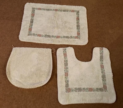 Meusch: 3tlg. Badezimmergarnitur, cremeweiß m. zarter Blumenleiste - Bild 1 von 4