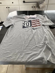 MENS NIKE SAN DIEGO PADRES SHORT SLEEVE SHIRT USA FLAG LIGHT GRAY LARGE L NWT - Picture 1 of 3