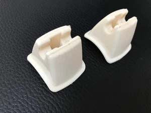 2x Clips Halterung CREME für Sonnenblenden für Mercedes W113 250SL + 280SL NEU - Picture 1 of 3