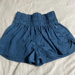 Free People The Movement Damen L hoch geschnittene Sportshorts 2" Schrittlänge türkis - Bild 1 von 4