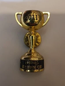 2011 Emirates Melbourne Cup Gold Badge/Lapel Pin ~ As New exc condition - Bild 1 von 4