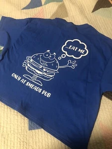 Camiseta Gildan Smead’s Pub Recortada Personalizada Azul Real Talla Grande Burger Eat Me - Imagen 1 de 4