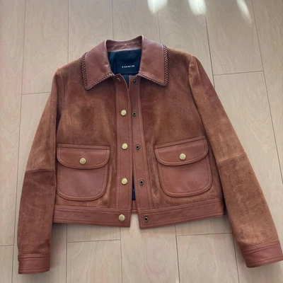 Chaqueta de cuero de gamuza recortada COACH marrón bolsillos con botones usada Foto 1 de 4