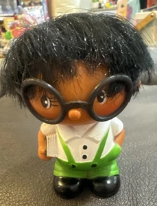 Giocattolo in gomma vintage bambola coreana scuola ragazzo verde moodie cutie - Foto 1 di 6