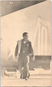 1943 Warner Bros. Movie Card - Pilota Aeronautica Uomo Bello FOTO D'EPOCA Cartolina C6 - Foto 1 di 2