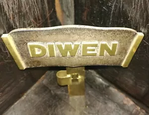 VECCHIO OROLOGIO VINTAGE RARO DIWEN DISPLAY INSEGNA BRONZO HUGUENIN LE LOCLE SWISS AD - Foto 1 di 10