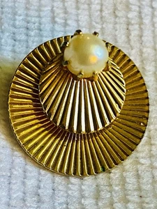 Vintage Pin Brooch Signed Coro 1950’s Real 5mm White Pearl Crest 7/8” Wide - Picture 1 of 7