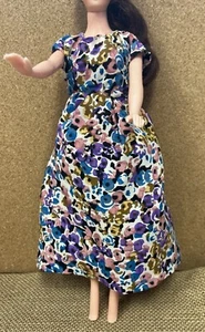 Pretty Bild Lilli Clone langes mehrfarbiges Blumenmusterkleid 1960er Jahre - Bild 1 von 6