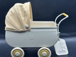 Micro Cochecito Maileg Nuevo con Etiquetas - Cochecito Cochecito de Bebé Amarillo - Accesorio para Muñeca - Raro - Imagen 1 de 6