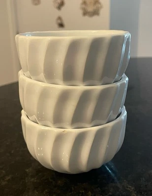 (3) Anthropologie Ramekins / Tigelas de Mergulho ~ Branco ~ Com nervuras ~ 3,5” ~ Difícil de Encontrar - Imagem 1 de 4