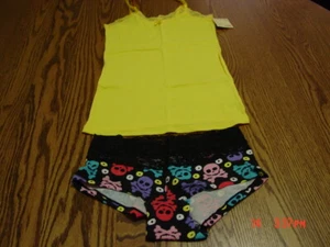 Junior Womens 2 piece Pajama set Yellow Skulls - Picture 1 of 4