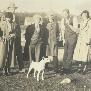 Abrigo largo vintage foto hombres mujeres gorra plana Pit Bull Terrier perro fumar - Imagen 1 de 3