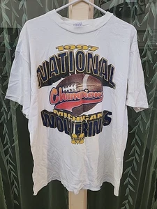 1997 NCAA National Championship Michigan Wolverines Distressed XL SS T-Shirt 48" - Bild 1 von 8