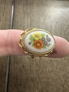 Anello medaglione ovale Avon 1975 vintage fiori francesi pietra bianca regolabile gioielli - Foto 1 di 8