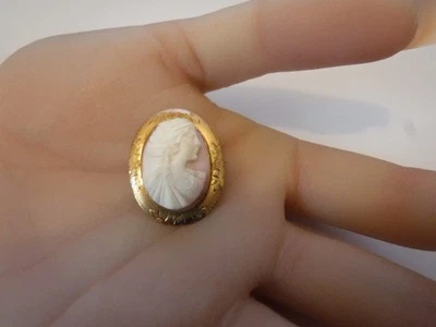 Antique 10 Kt Yellow Gold Carved Pink Shell Cameo Pendant Brooch - Image 1 of 4