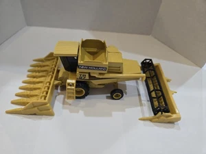 1994 ERTL Farm Machines New Holland TR97 Combine 1:64 Diecast Metal - Picture 1 of 5