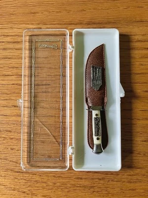 Cuchillo coleccionable vintage con mango de plástico colonial de 3,5 pulgadas con cubierta Foto 1 de 4