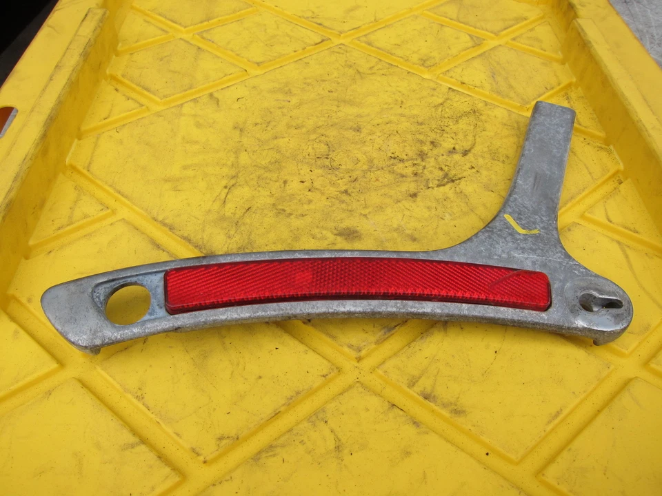 1983 Honda V45 Magna VF750C OEM TRILHO TRASEIRO PARA-LAMA PASSAGEIRO - Imagem 1 de 4