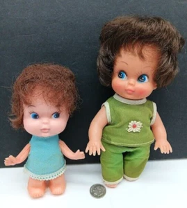 Vintage Puppen Kunststoffkörper Vinyl Köpfe Seitenaugen verwurzelte Haare bekleidet Menge 2 - Bild 1 von 10