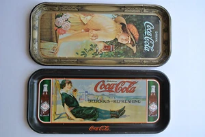 (2) Coca-Cola SAMMLERSTÜCK Metall Tabletts ELAINE + FRAU am STRAND 19"X8,5"! #GW22 - Bild 1 von 10
