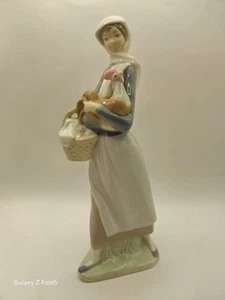 Vintage Lladro Figurine Girl with Cockerel Ornament Handmade in Spain - Foto 1 di 8