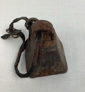 Piccolo cinturino pelle campanaccio metallo vintage vecchio stile fattoria da collezione - Foto 1 di 8