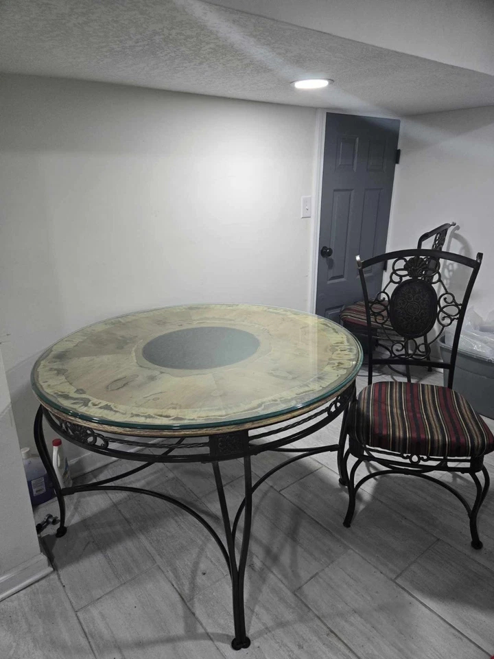 Обеденный стол с 4 стульями - Изображение 1 из 1