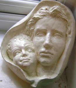Placa de pared de cerámica vintage: Escultura: Madre e hijo: tiene defectos de disparo - Imagen 1 de 14