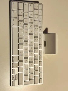 Apple Wireless Keyboard/Tastatur  A1359 Dock Station - For iPad,iPod, iPhone - Bild 1 von 3