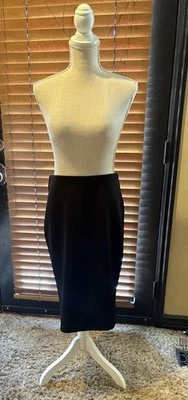Vince Camuto Black Midi Pencil Skirt with gold zip In Back Size S/M - Imagem 1 de 4