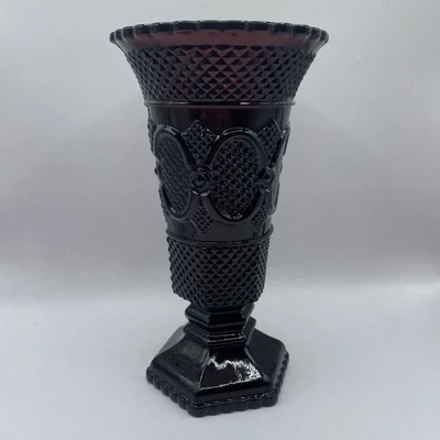 Florero vintage Avon rojo rubí 1876 vidrio Cape Cod 8" con patas elegante regalo Foto 1 de 4