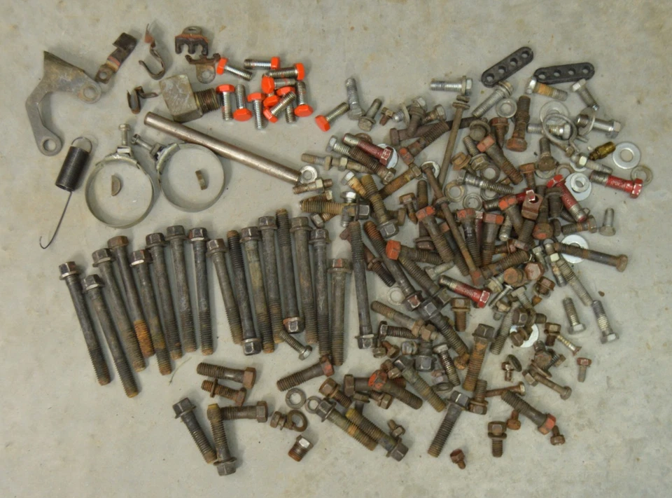 Lote de herrajes Corvette 1963 originales pernos de motor tuercas abrazaderas retenedores ¡11+ libras! Foto 1 de 4