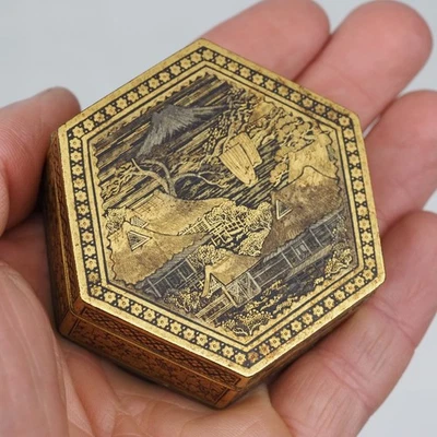 Caja hexagonal con incrustaciones de oro de hierro damasceno de la dinastía Meiji estilo Komai fino japonés Foto 1 de 4