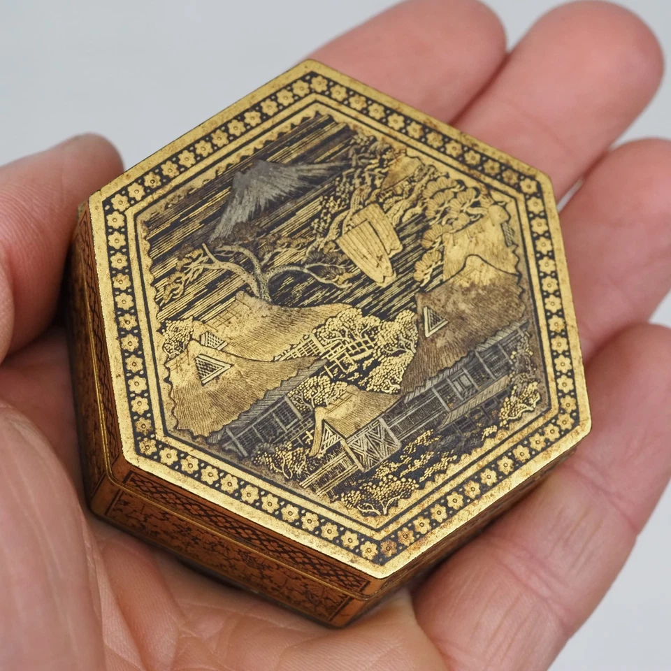Caja hexagonal con incrustaciones de oro de hierro damasceno de la dinastía Meiji estilo Komai fino japonés Foto 1 de 4