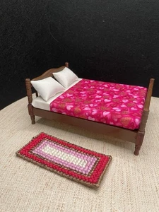 Puppenhaus Doppelbett mit neuer Bettwäsche & passendem handgefertigten Teppich - Bild 1 von 4