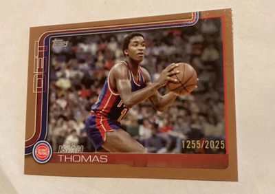 Baloncesto insignia Topps 2025-26 Isiah Thomas dorado/2025 Foto 1 de 2