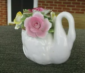 FIGURA GRANDE DE CISNE DE PORCELANA REAL STRATFORD HUESO LLEVANDO UN RAMO DE ROSAS - Imagen 1 de 11