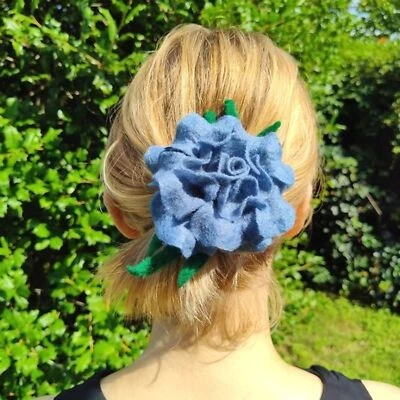 Corbata grande hecha a mano con flores de fieltro azul Foto 1 de 4