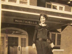 Foto de colección mujer de pie fuera del depósito de la estación de tren Monticello Ohio principios del siglo 1900 - Imagen 1 de 3
