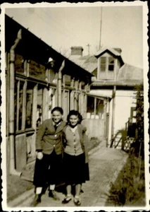 IMR02199 Rumänien Galati Frauen Vintage Kleidung Trachten Häuser Foto 9x6 cm - Bild 1 von 2