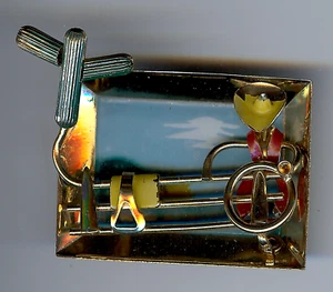 VINTAGE ENAMEL COWBOY RANCH SCENE DIORAMA SHADOW BOX PIN BROOCH - Picture 1 of 9