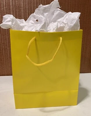 Bolsa de regalo amarilla Hallmark 7 3/4 x 9 3/4 pulgadas ¡con papel de regalo blanco! Foto 1 de 4