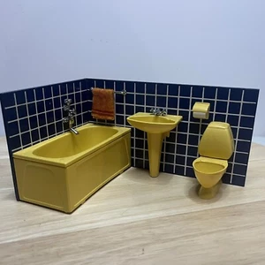 VINTAGE 3/4" scale LUNDBY DOLLHOUSE MINIATURE BLUE TILE BATHROOM   - Bild 1 von 7