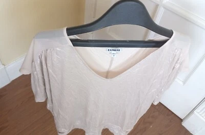 Blusa para mujer talla mediana cuello brillante de Express color beige Foto 1 de 4